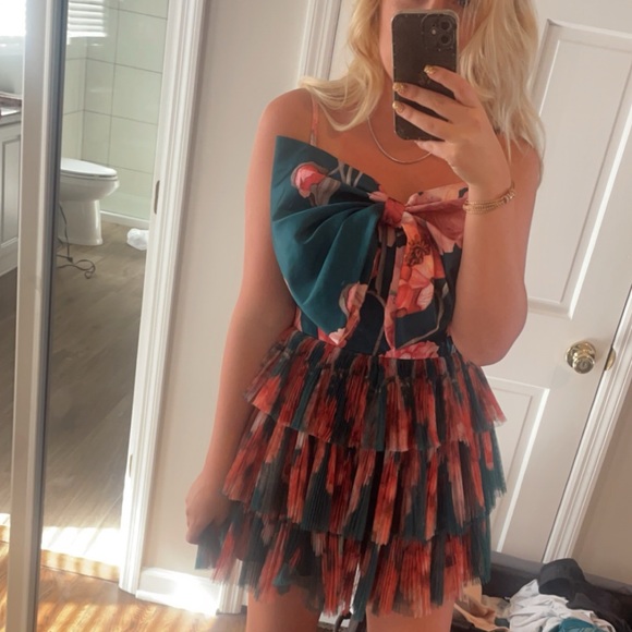 Beautiful bow dress! - Picture 1 of 7